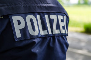 Gefälschte Produkte aus dem Urlaub können den Zoll interessieren.