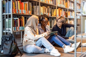 Studenten müssen die Nutzung der KI in der Hausarbeit kennzeichnen.