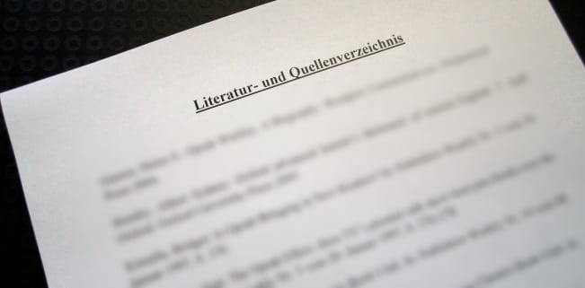 Die Quellenangabe erfolgt bei wissenschaftlichen Arbeiten sowohl im Literaturverzeichnis als auch in Fußnoten.